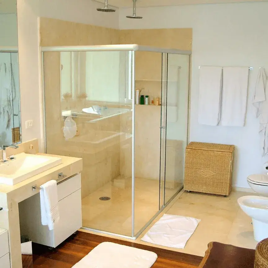 Box de vidro sob medida com acabamento premium instalado em banheiro residencial em Rio das Ostras