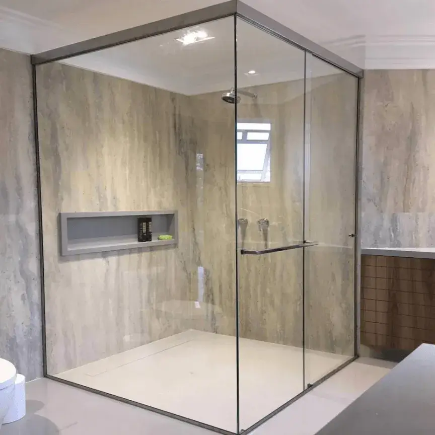 Box de vidro temperado com acabamento premium instalado em banheiro residencial em Rio das Ostras